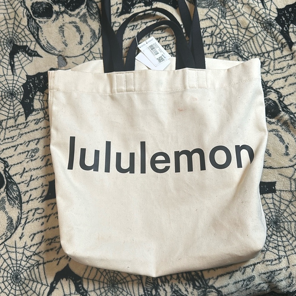 Brand new Lululemon tote with tags on it still🤩🤩